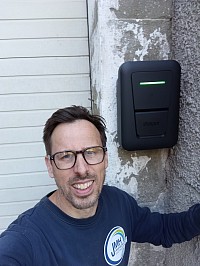 Devant une borne Hager Witty One triphasée 11kW à Roullens