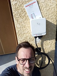 Devant une borne Cahors Boxeo Home installé sur un mur à l'extérieur chez un client particulier à Carcassonne.