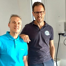 Florian Sabater, commercial Sonepar, et JMH posent fièrement devant une borne Boxeo Home de Cahors.