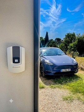 Nouvelle borne Cahors Boxeo Optimum 2026 prête pour la recharge d'une Tesla
